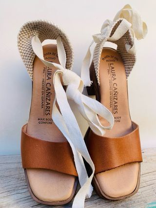 Sandalias de cuero y tiras de algodón.