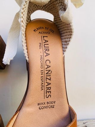 Sandalias de cuero y tiras de algodón.