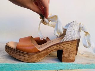 Sandalias de cuero y tiras de algodón.