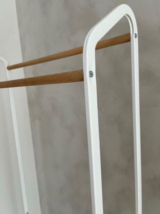 Perchero de pie blanco y madera