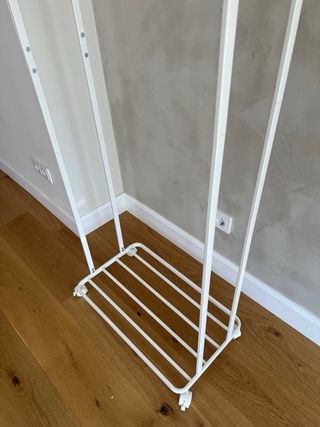 Perchero de pie blanco y madera