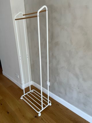 Perchero de pie blanco y madera