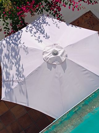 Sombrilla de exterior gris.