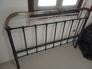 Cabecero antiguo de metal
