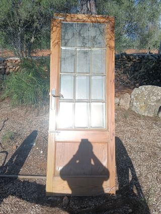 Puerta de madera con cristal