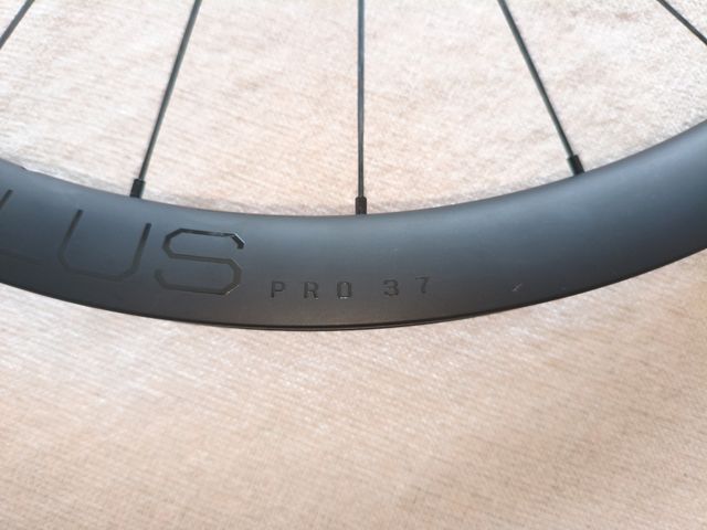 Rueda Delantera Bontrager Aeolus Pro-37