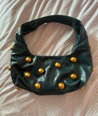 Bolso verde con tachuelas doradas