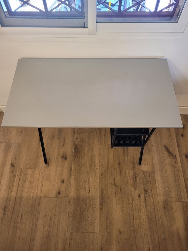 Mesa de escritorio moderna