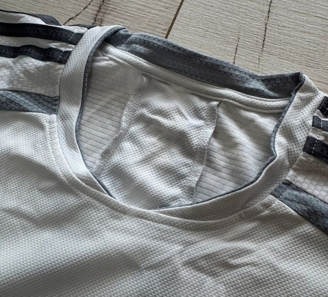 Camiseta técnic Adidas blanca y plateada Climacool