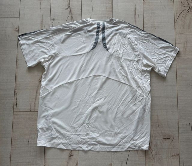 Camiseta técnic Adidas blanca y plateada Climacool