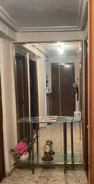 Specchio da ingresso con tavolo in vetro e metallo