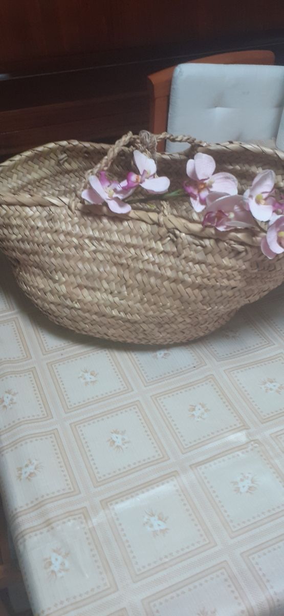 Cesto di rafia con fiori rosa antichi