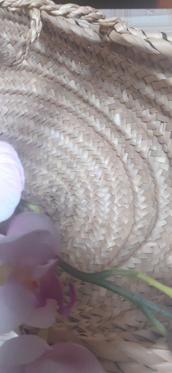 Cesto di rafia con fiori rosa antichi