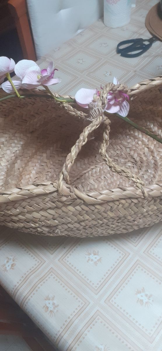 Cesto di rafia con fiori rosa antichi