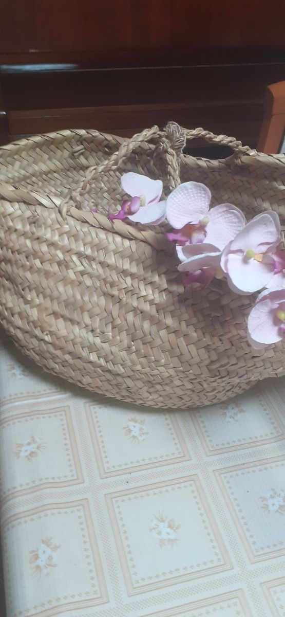 Cesto di rafia con fiori rosa antichi