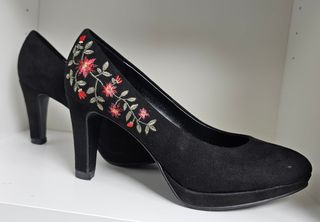 Zapatos de tacón negros con flores bordadas