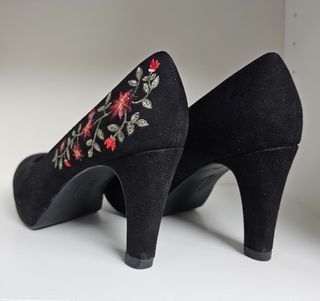 Zapatos de tacón negros con flores bordadas