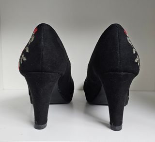 Zapatos de tacón negros con flores bordadas