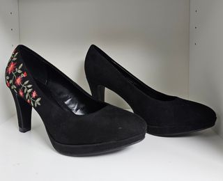 Zapatos de tacón negros con flores bordadas