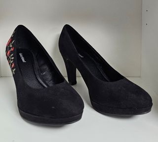 Zapatos de tacón negros con flores bordadas