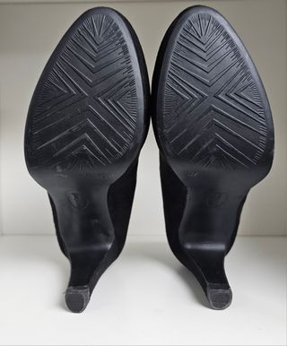 Zapatos de tacón negros con flores bordadas