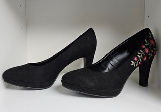 Zapatos de tacón negros con flores bordadas