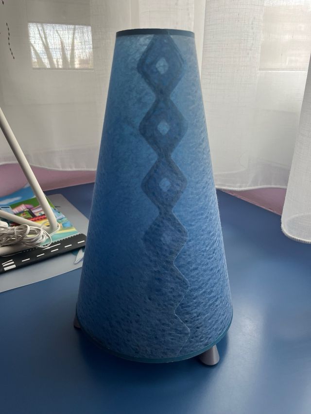 Dos lámparas de escritorio blanca y azul