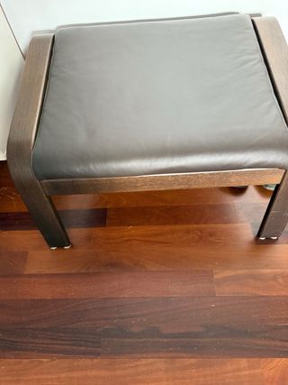 Reposapiés de madera y piel