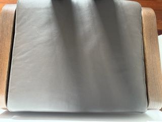 Reposapiés de madera y piel