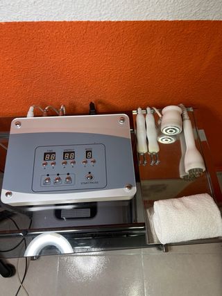 mobiliario de estética en blanco, desde 30€