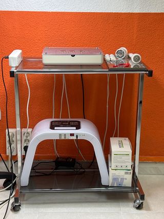 mobiliario de estética en blanco, desde 30€