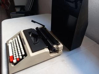 Máquina de escribir Olivetti LETTERA 42