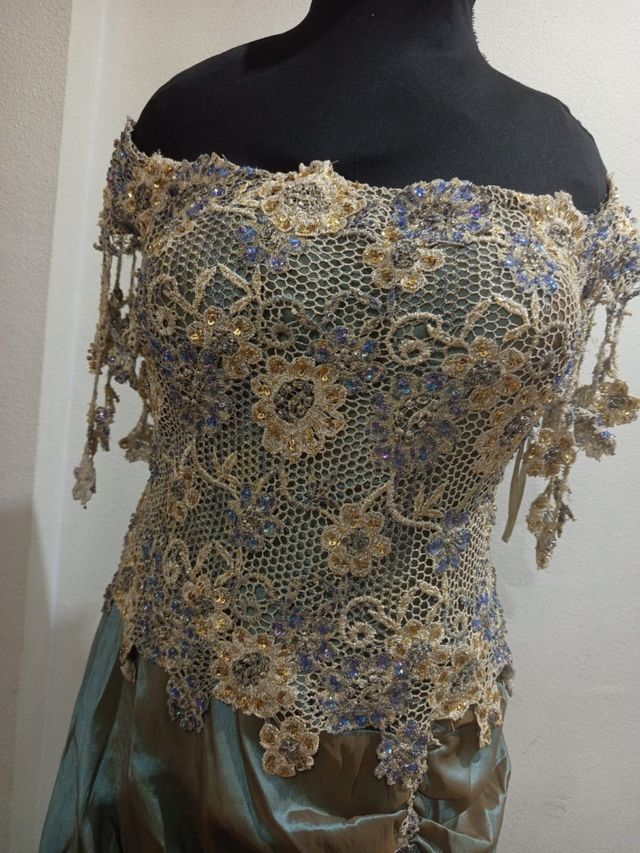 Vestido de ceremonia dorado y verde