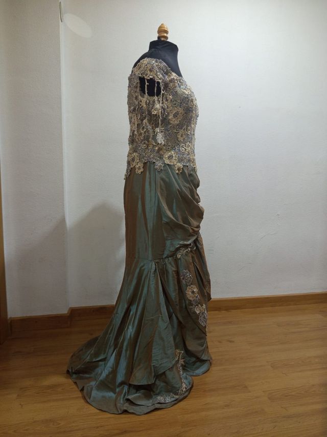 Vestido de ceremonia dorado y verde