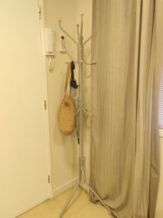 Perchero de pie metal y madera