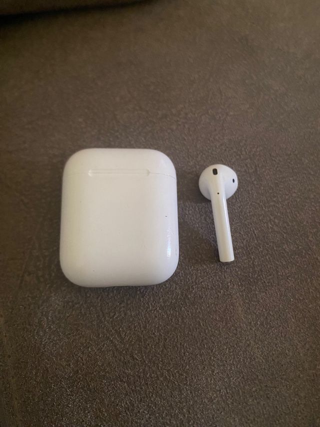 Airpod derecho + Estuche de carga Apple