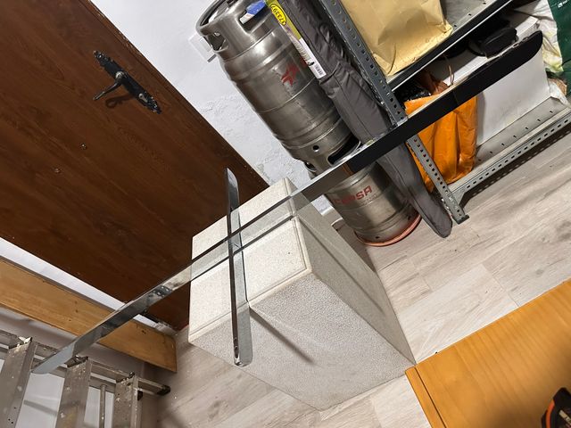 Mesa de cristal con base de piedra