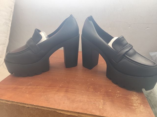 Zapatos de tacón negros con plataforma