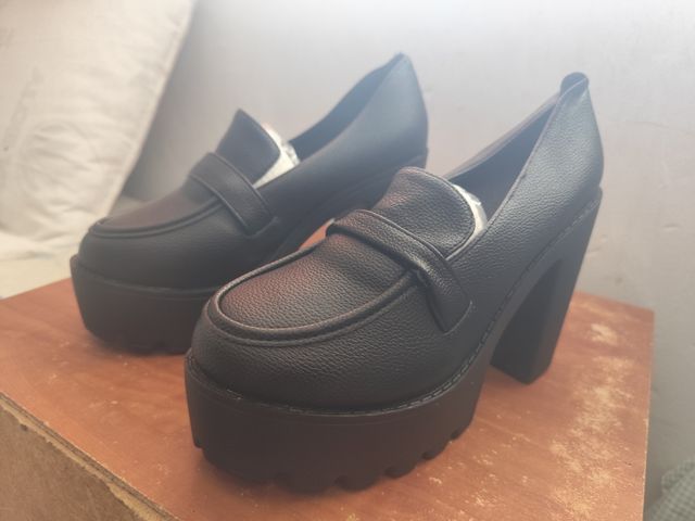 Zapatos de tacón negros con plataforma