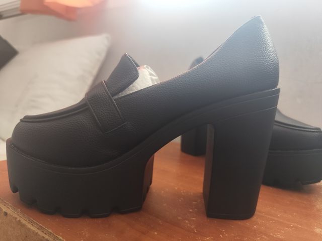 Zapatos de tacón negros con plataforma