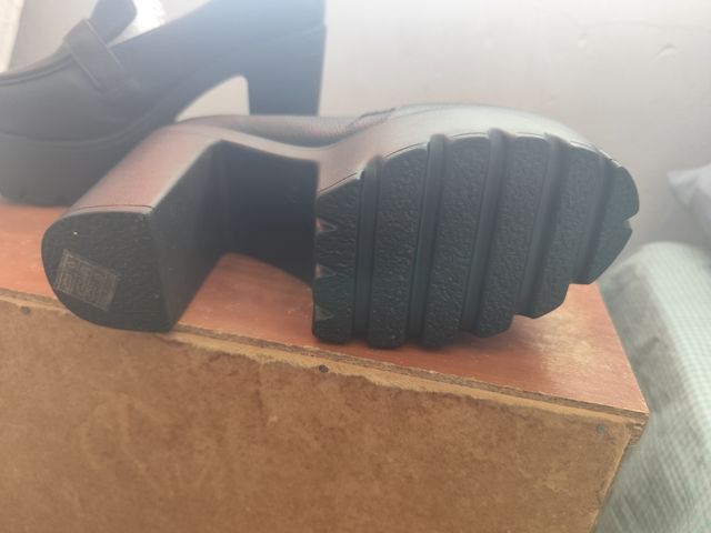 Zapatos de tacón negros con plataforma