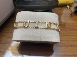 Pulsera de oro y brillantes con letras “QUINI”