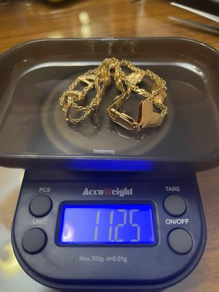 Pulsera de oro y brillantes con letras “QUINI”