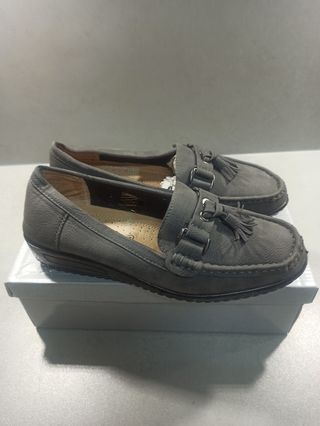 Mocasines grises con detalle de flecos