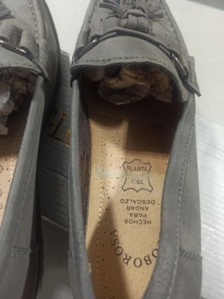 Mocasines grises con detalle de flecos