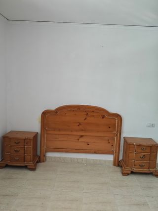Cabecero y mesillas de madera antiguas