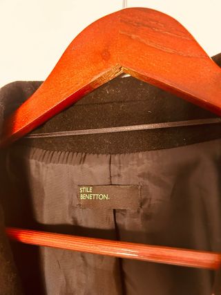 Abrigo tres cuartos Benetton negro
