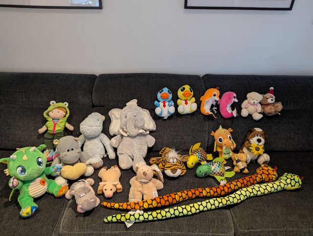Lote de peluches variados de animales y niño