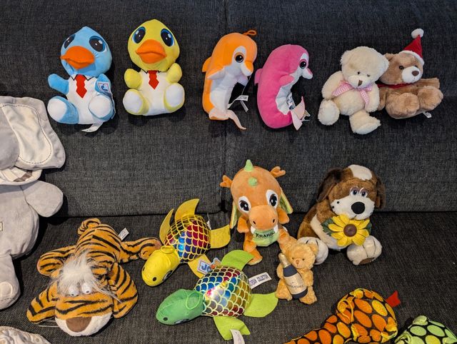 Lote de peluches variados de animales y niño
