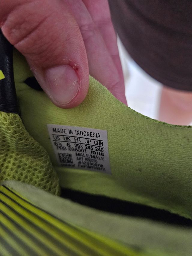 Botas de fútbol Adidas negras y verdes